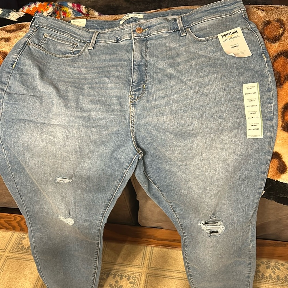 Levi Strauss signature totally shaping skinny size 24 short 37 waist 28 length